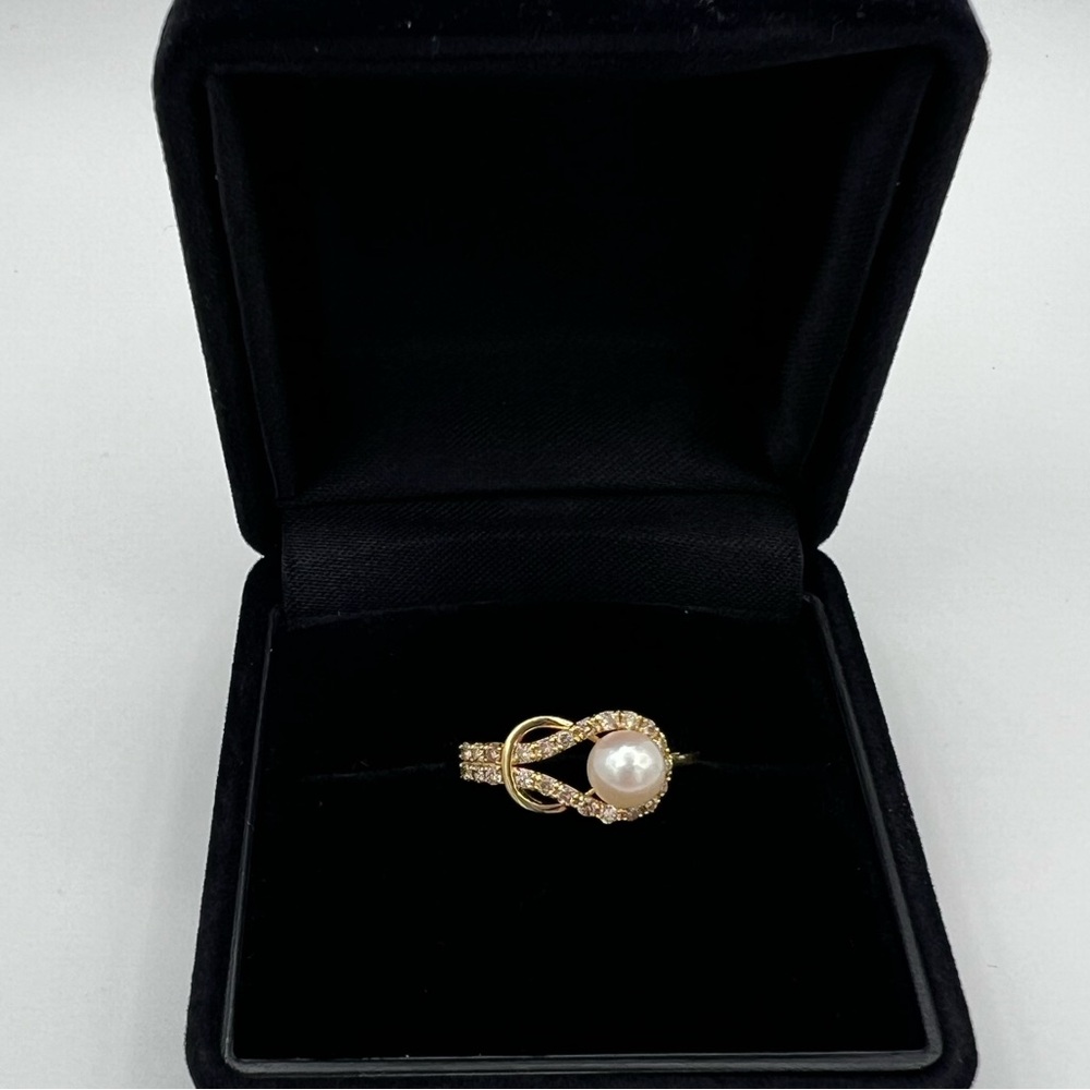 Unique Pearl Ring with Natural Diamonds in 18k Gold
